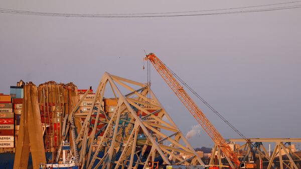 Engineers co<em></em>ntinue work to remove twisted steel from collapsed bridge