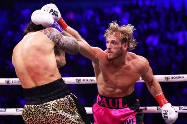 Logan Paul defeating Dillon Danis in October. Credit: Matt McNulty/Getty Images