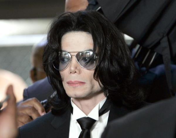 SANTA MARIA, CA - JUNE 13:  Michael Jackson prepares to enter the Santa Barbara County Superior Court to hear the verdict read in his child molestation case June 13, 2005 in Santa Maria, California. After seven days of deliberation the jury has reached a not guilty verdict on all 10 counts in the trial against Michael Jackson. Jackson was charged in a 10-count indictment with molesting a boy, plying him with liquor and co<em></em>nspiring to commit child abduction, false impriso<em></em>nment and extortion. He pleaded innocent.  (Photo by Kevork Djansezian-Pool/Getty Images)